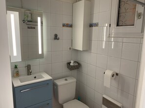 Een douche, een haardroger, handdoeken, zeep