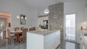 Unclassified image, 3 of 24, button - Villa Mira Mel mit privaten Pool (Makarska)