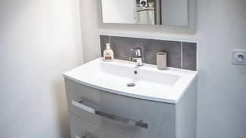 Dusche, Handtücher, Toilettenpapier