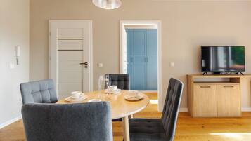 Apartment, Balkon, Bergblick | Essbereich im Zimmer