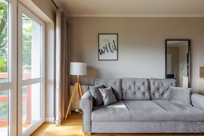 Apartamento, balcón, vistas a la montaña | Sala de estar | Una televisión de pantalla plana