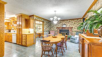 House (3 Bedrooms) | Interior