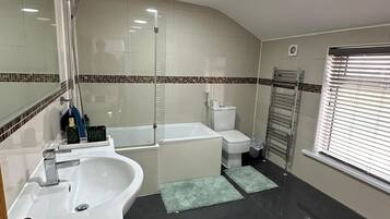 House | Bathroom | Combined shower/bathtub, deep-soaking bathtub, towels