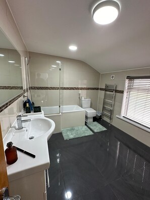 Casa | Baño | Tina con regadera, tina profunda, toallas 