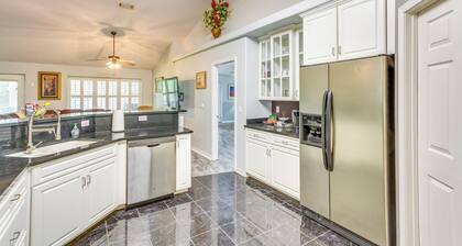 4 Mi to Beach: Family-friendly Home in Navarre