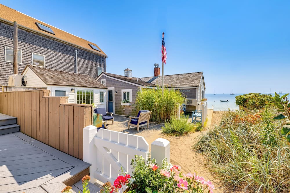 Steps to Commercial St! Lofted Provincetown Gem