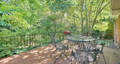 1 Mi to Friendly Center: Greensboro Family Home