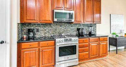 2 Mi to Lake Norman: Home w/ Deck in Huntersville!