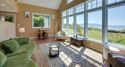 Waterfront Bellingham Bliss: Steps to Beach!
