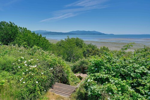 Waterfront Bellingham Bliss: Steps to Beach!