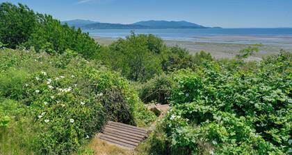 Waterfront Bellingham Bliss: Steps to Beach!