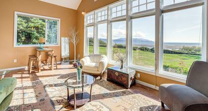 Waterfront Bellingham Bliss: Steps to Beach!