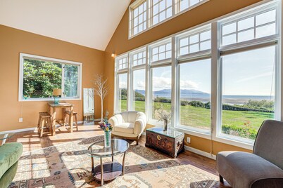 Waterfront Bellingham Bliss: Steps to Beach!