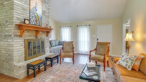 Interior - Calhoun Home w/ Spacious Interior & Backyard! (Calhoun)