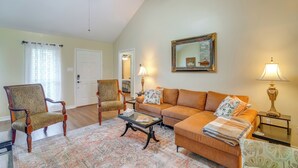 Interior - Calhoun Home w/ Spacious Interior & Backyard! (Calhoun)