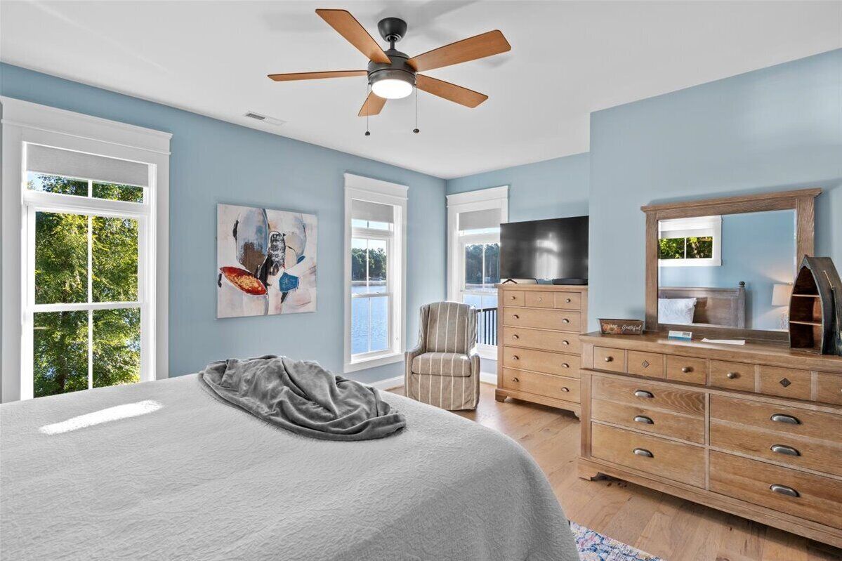 4 bedrooms, iron/ironing board, internet, bed sheets