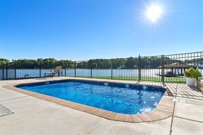 A heated pool - Summer Breeze|Heated Pool|Hot Tub! (Bracey)