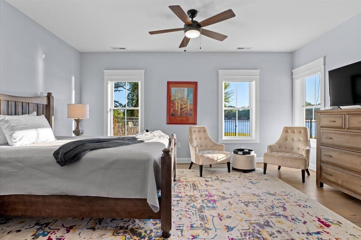 4 bedrooms, iron/ironing board, internet, bed sheets