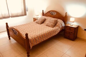 2 chambres, coffres-forts dans les chambres, fer et planche à repasser