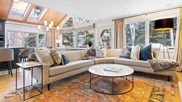 Téléviseur, foyer, table de ping-pong