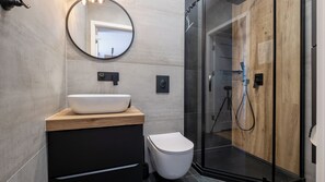 Apartment (B 10) | Bilik Mandi | Pancuran mandi, pengering rambut, tuala disediakan