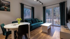 アパートメント (C 10) | リビング エリア | 薄型テレビ