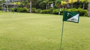Un parcours de golf avec un drapeau indiquant le trou numéro 7.