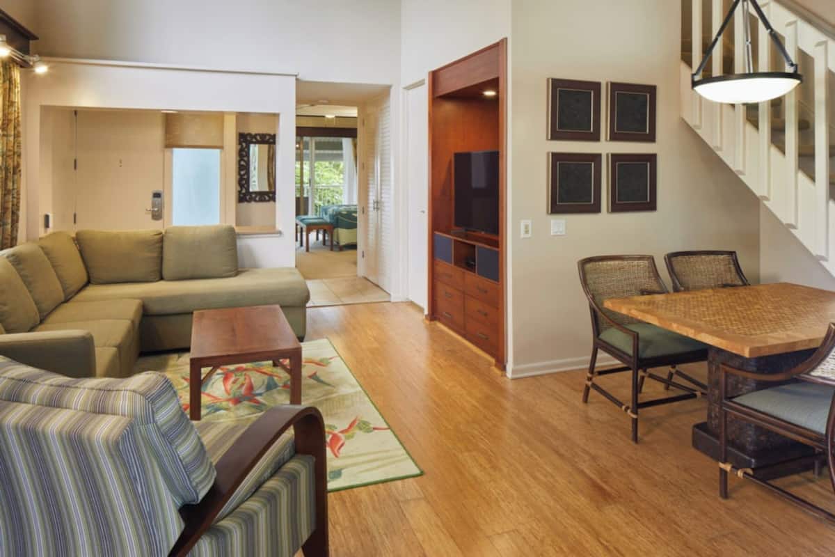 Deluxe Apart Daire, 2 Yatak Odası, Balkon | Oturma odası | Düz ekran televizyon 