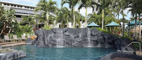 2 albercas al aire libre, sombrillas en la alberca y camastros