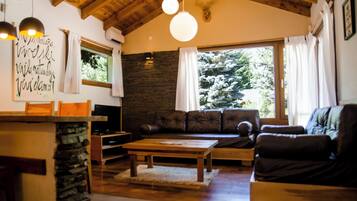 Classic-bungalow - terrasse - bjergudsigt | Opholdsområde | 32-tommers fladskærms-tv med satellitkanaler, gulvvarme