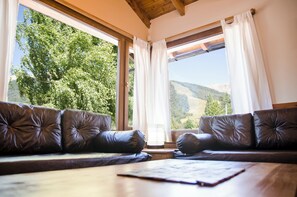 Bungalow Classic - uteplats - utsikt mot bergen | Vardagsrum | 32-tums platt-tv med satellitkanaler och golvvärme