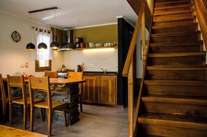 Comfort Duplex, Patio, Mountain View | Private kitchen | Full-sized fridge, microwave, oven, electric kettle - Apartamentos Catedral inn (San Carlos de Bariloche)