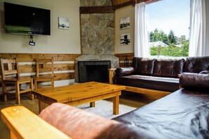 Deluxe-alpehytte - terrasse - bjergudsigt | Opholdsområde | 32-tommers fladskærms-tv med satellitkanaler, gulvvarme