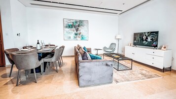 Appartamento Luxury, vista città | Area soggiorno | Smart TV