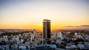 Un paisaje urbano con un rascacielos destacado en el centro, rodeado de otros edificios.