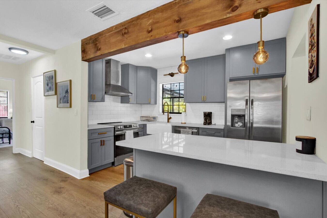 Frigorifero, microonde, forno, piano cottura