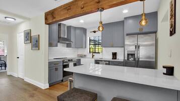 Een koelkast, een microgolfoven, een oven, een kookplaat