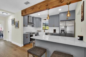 Køleskab, mikrobølgeovn, ovn, kogeplade