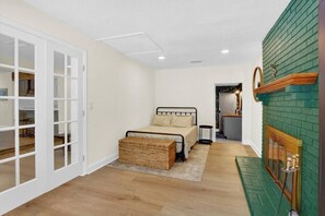 3 bedrooms, desk, iron/ironing board, WiFi