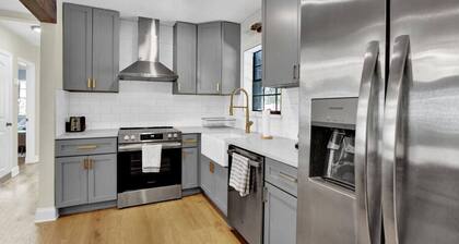 3BR/2BA Beautiful South Tampa Home With Pool!
