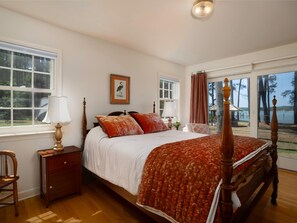 3 slaapkamers, een strijkplank/strijkijzer, gratis wifi, beddengoed