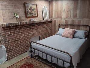 1 bedroom, desk, free WiFi, bed sheets