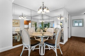 Dining - FREE Golf & Perks! Mariner West 103, Walk-In Shower, Heated Pool & Grills! (Panama City Beach)