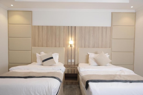 Ropa de cama de alta calidad, minibar y decoración personalizada