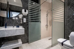 Combined shower/tub, hair dryer, slippers, towels - NARS Plus Al Basateen (Jeddah)