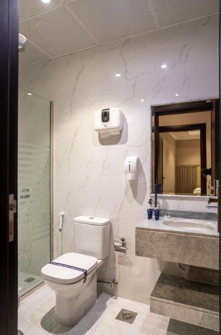 Combined shower/tub, hair dryer, slippers, towels