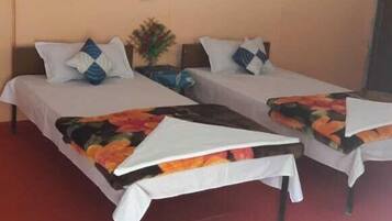 Kahden hengen economy-huone | Yksilöllisesti kalustettu, työpöytä