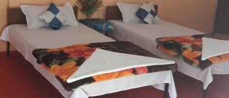 Doppia Economy | Con arredamento individuale, una scrivania, postazione laptop