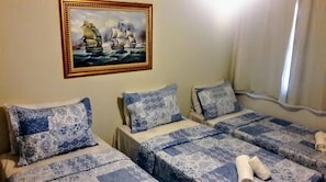 Familie cottage, niet-roken, privébadkamer | Individueel gemeubileerd, een bureau, een laptopwerkplek