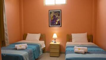 Habitación Deluxe doble, baño privado | 1 dormitorio, mobiliario individual, escritorio
